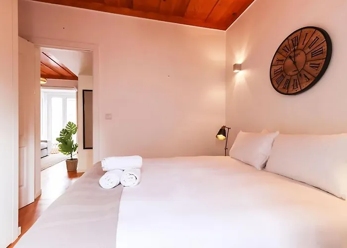 Portucale ! Campo Ourique Design W/ Balcony דירה