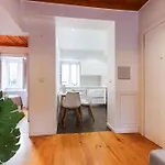 Portucale ! Campo Ourique Design W/ Balcony Διαμέρισμα *